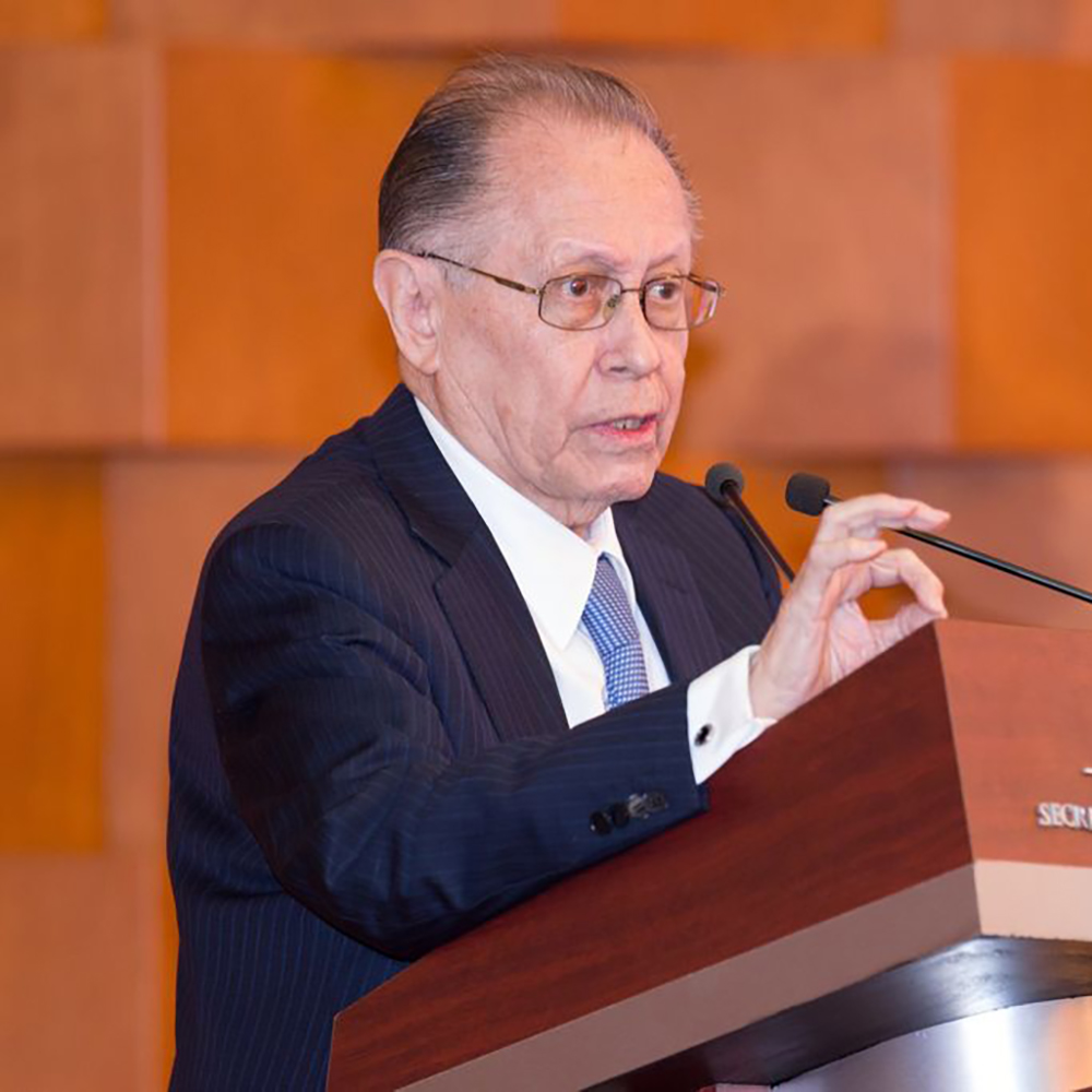 Lic. Fernando Solana Morales †